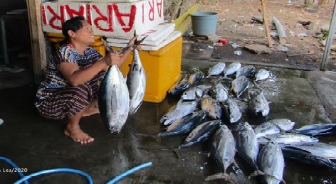 Foto jual ikan yang dibuat Ketut Milantini, seorang ibu rumah tangga Desa Les, Buleleng.